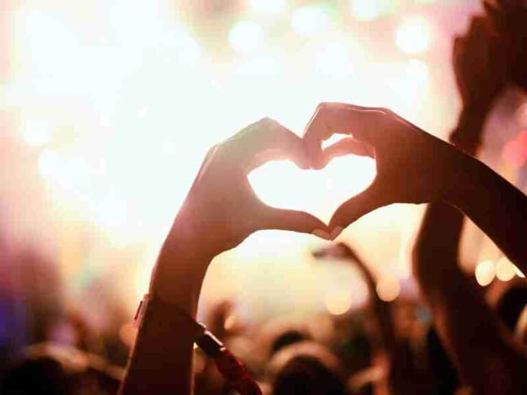 Un cuore su sfondo di luci di un concerto